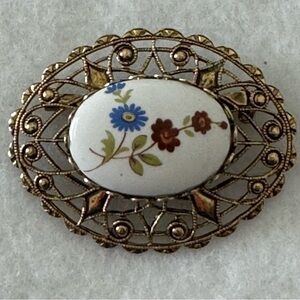 ❄️ Vintage yellow gold brass metal floral filigree ceramic brooch pin